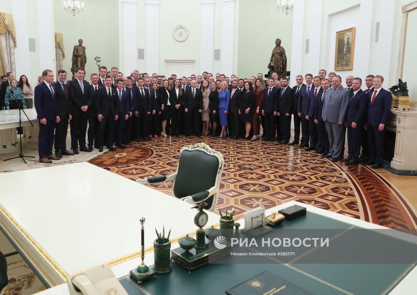 Президент РФ В. Путин встретился с выпускниками второго потока программы развития управленческого кадрового резерва