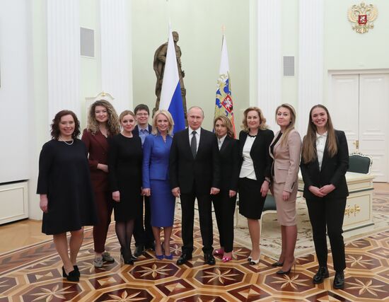 Президент РФ В. Путин встретился с выпускниками второго потока программы развития управленческого кадрового резерва