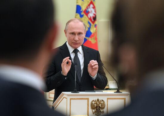 Президент РФ В. Путин встретился с выпускниками второго потока программы развития управленческого кадрового резерва