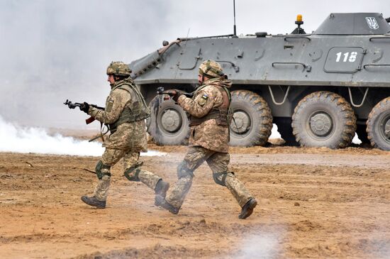 Военные учения на полигоне Яворовский во Львовской области