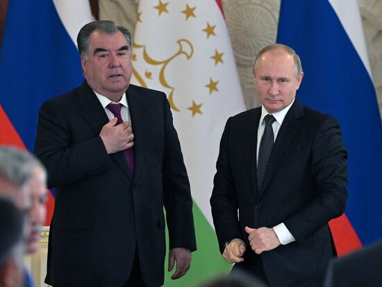 Президент РФ В. Путин встретился с президентом Таджикистана Э. Рахмоном