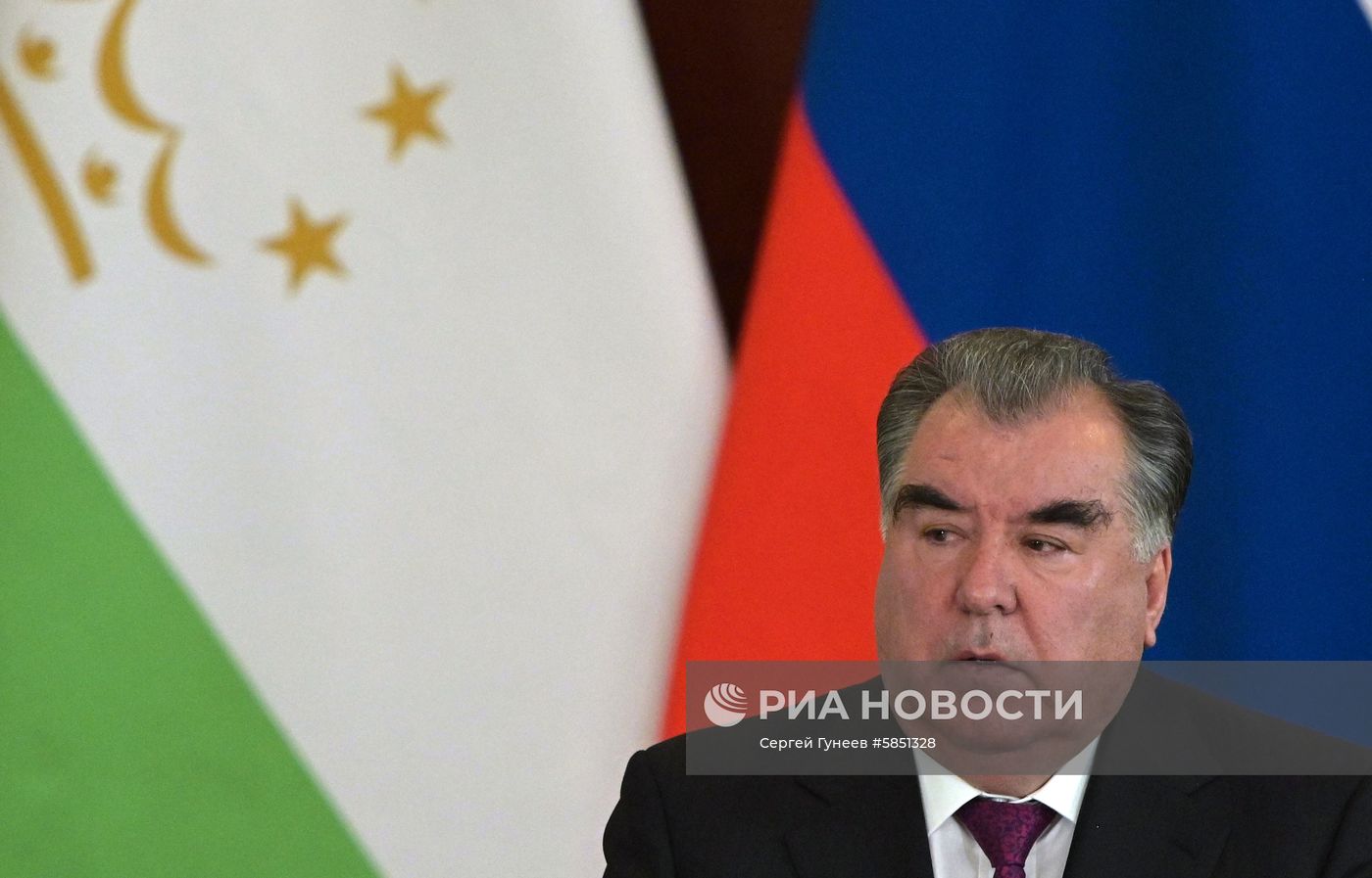 Президент РФ В. Путин встретился с президентом Таджикистана Э. Рахмоном