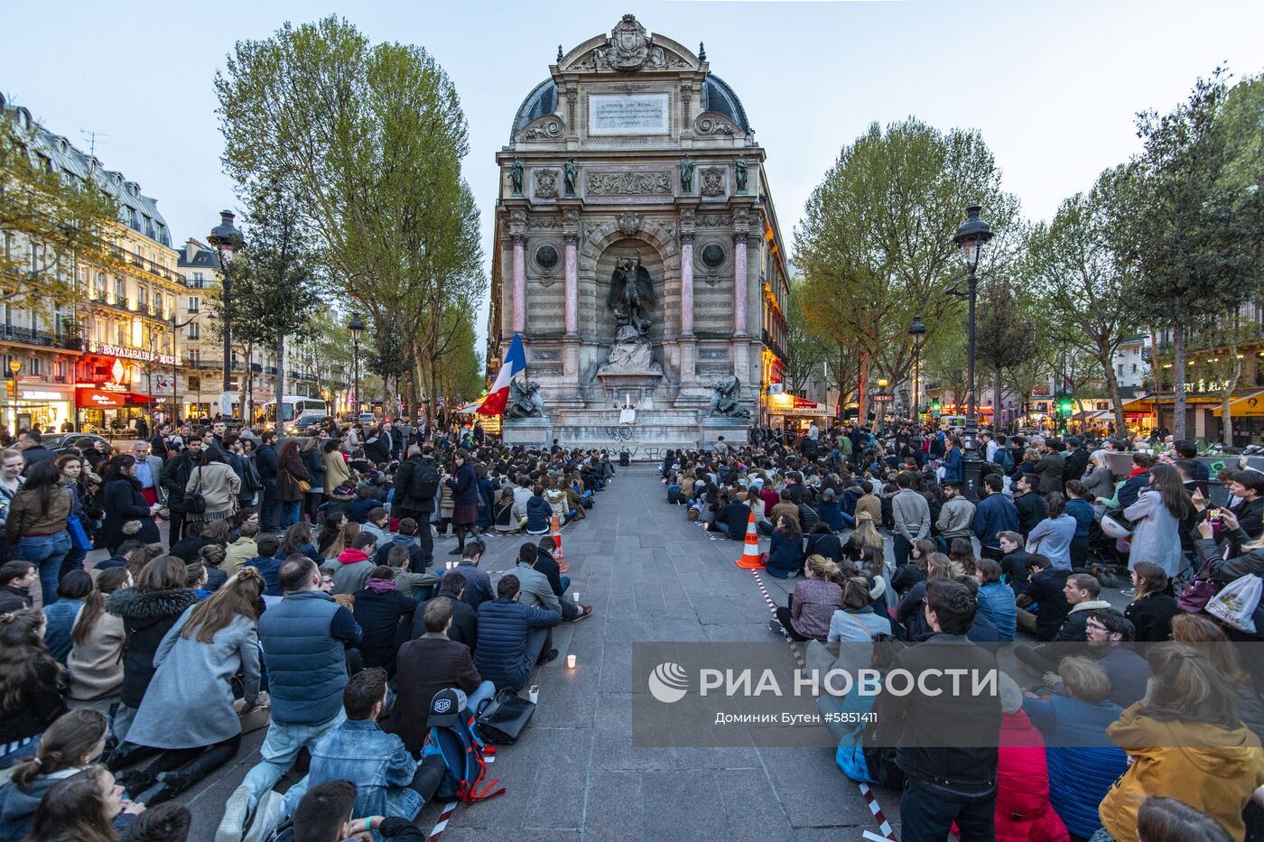 Парижане молятся о восстановлении собора Парижской Богоматери после пожара