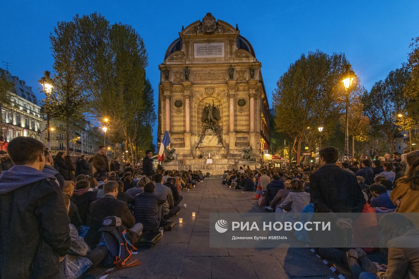 Парижане молятся о восстановлении собора Парижской Богоматери после пожара