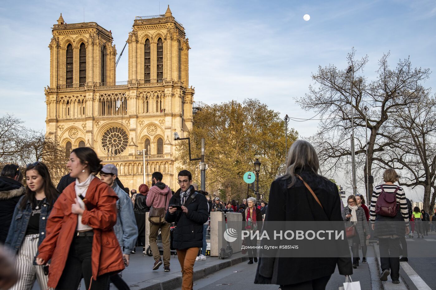 Парижане молятся о восстановлении собора Парижской Богоматери после пожара