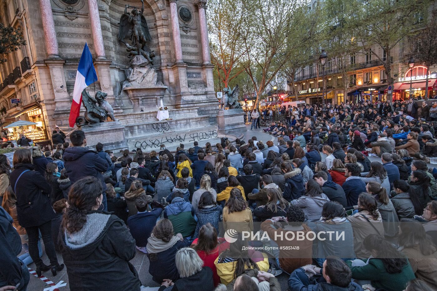 Парижане молятся о восстановлении собора Парижской Богоматери после пожара