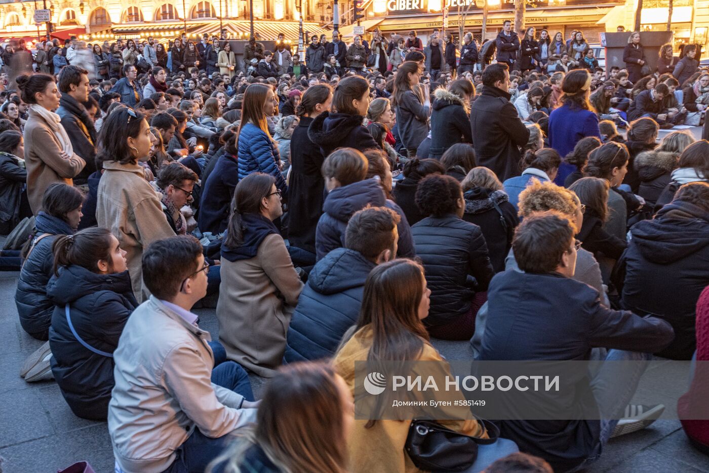 Парижане молятся о восстановлении собора Парижской Богоматери после пожара
