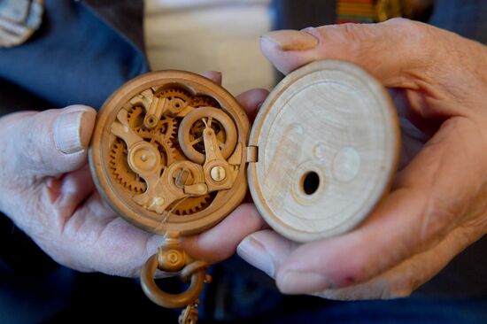 Часы с деревянным механизмом