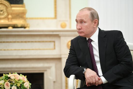 Президент РФ В. Путин встретился с президентом Эстонии К. Кальюлайд