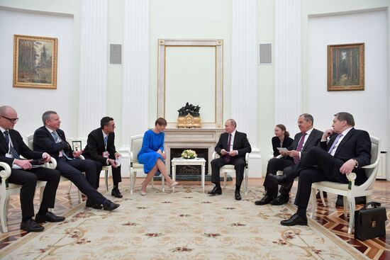 Президент РФ В. Путин встретился с президентом Эстонии К. Кальюлайд