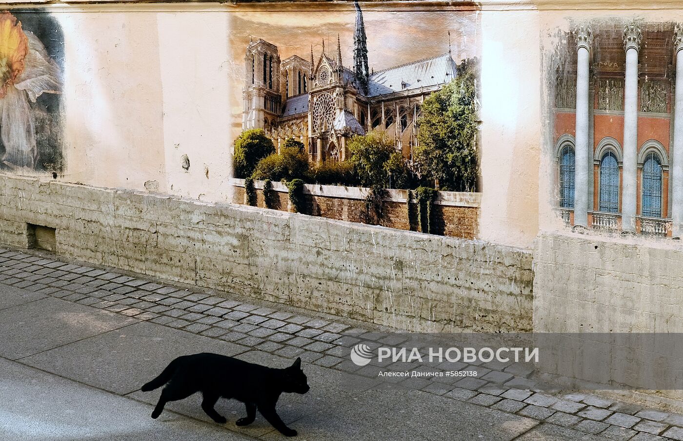 Фреска с изображением собора Парижской Богоматери в Санкт-Петербурге