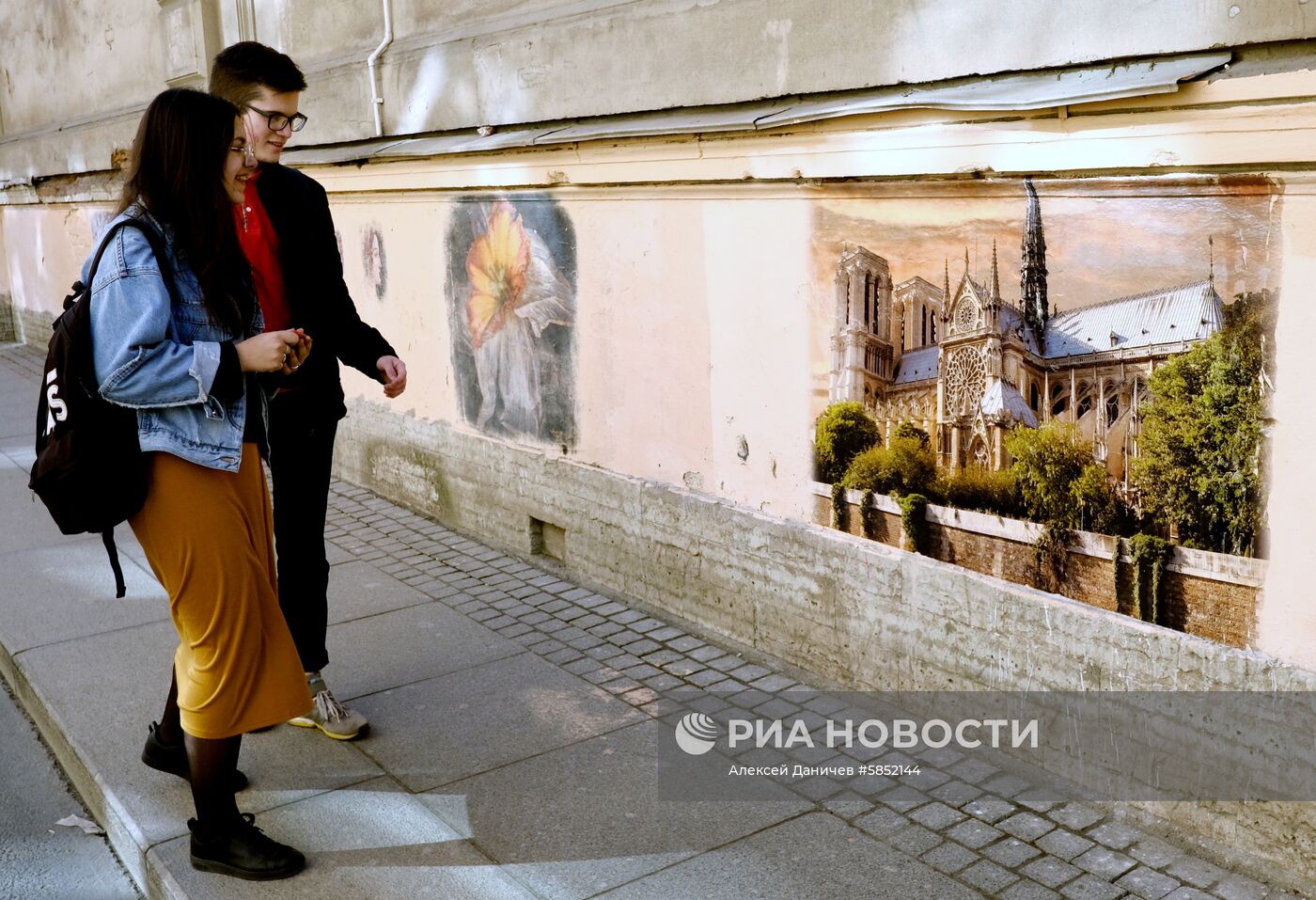 Фреска с изображением собора Парижской Богоматери в Санкт-Петербурге