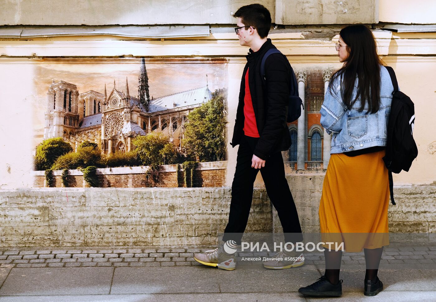 Фреска с изображением собора Парижской Богоматери в Санкт-Петербурге