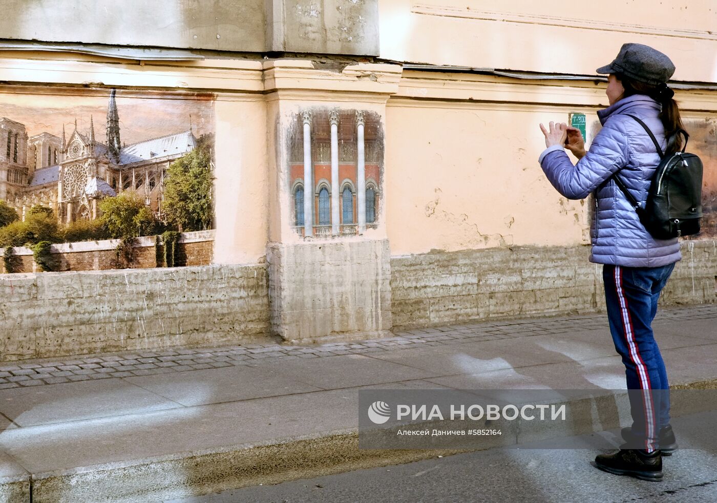 Фреска с изображением собора Парижской Богоматери в Санкт-Петербурге