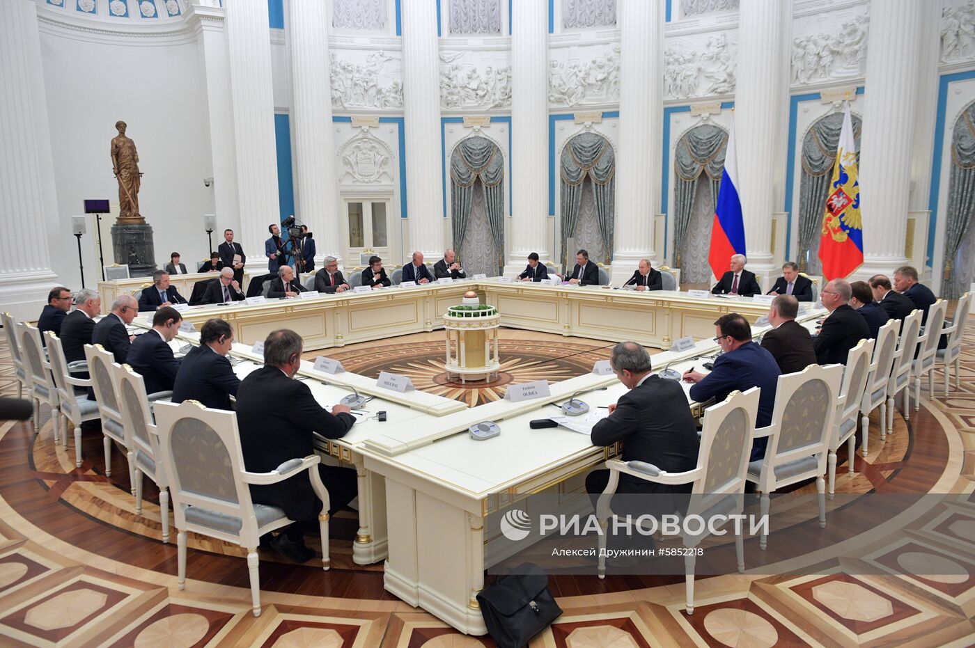 Президент РФ В. Путин встретился с представителями деловых кругов Франции