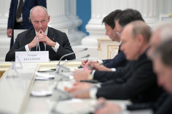 Президент РФ В. Путин встретился с представителями деловых кругов Франции