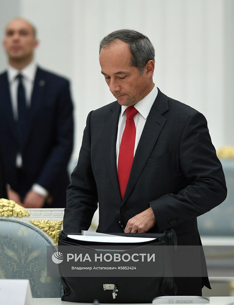 18 апреля 2019. Председатель и главный исполнительный директор Societe Generale Фредерик Удеа перед началом встречи президента РФ Владимира Путина с представителями деловых кругов Франции. Место: Россия, Москва. Автор: Владимир Астапкович/РИА Новости. Президент РФ В. Путин встретился с представителями деловых кругов Франции