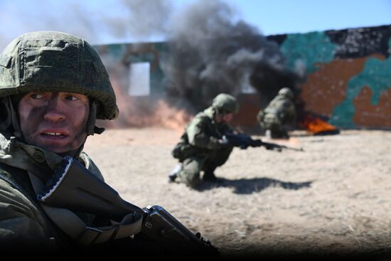 Учения мотострелковой бригады ВВО в Забайкальском крае