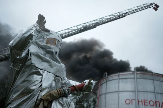 Пожарно-тактические учения по тушению нефтепродуктов