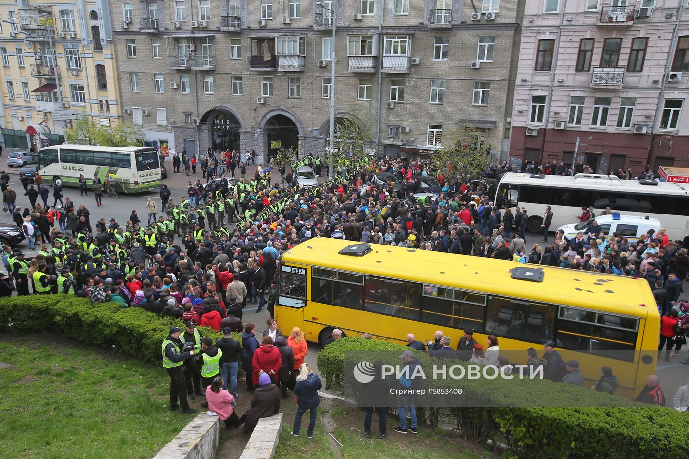 Сотрудники полиции и граждане у НСК "Олимпийский" в Киеве, где пройдут дебаты между действующим президентом Украины, кандидатом в президенты Петром Порошенко и кандидатом в президенты от партии "Слуга народа" Владимиром Зеленским. Второй тур выборов состоится 21 апреля. В нём примут участие Владимир Зеленский и Петр Порошенко. Место: Украина, Киев. Автор: Стрингер/РИА Новости. Дебаты кандидатов в президенты Украины