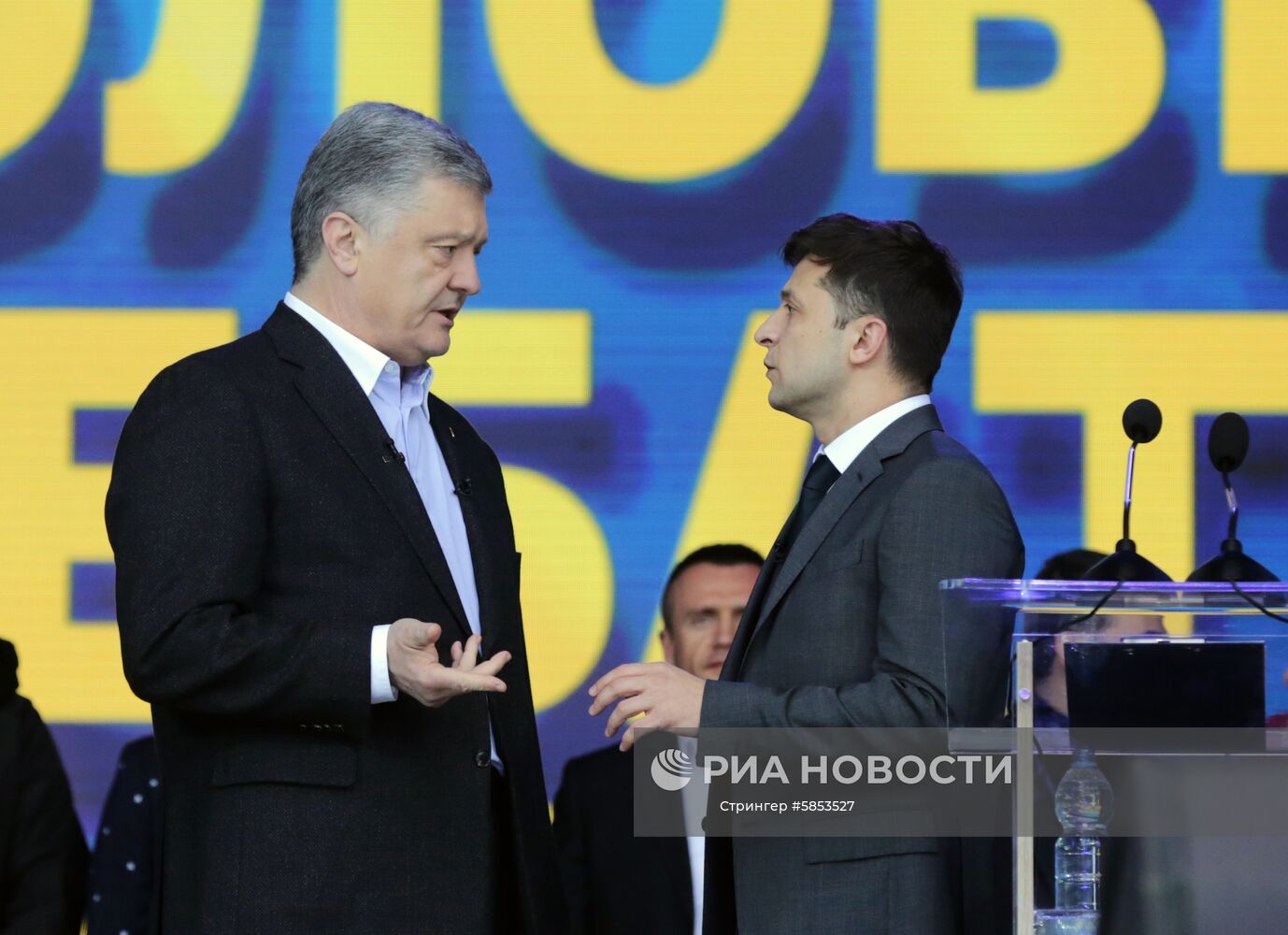 Действующий президент Украины, кандидат в президенты Петр Порошенко (слева) и кандидат в президенты от партии "Слуга народа" Владимир Зеленский во время дебатов в НСК "Олимпийский". Второй тур выборов состоится 21 апреля. В нём примут участие Владимир Зеленский и Петр Порошенко. Место: Украина, Киев. Автор: Стрингер/РИА Новости. Дебаты кандидатов в президенты Украины