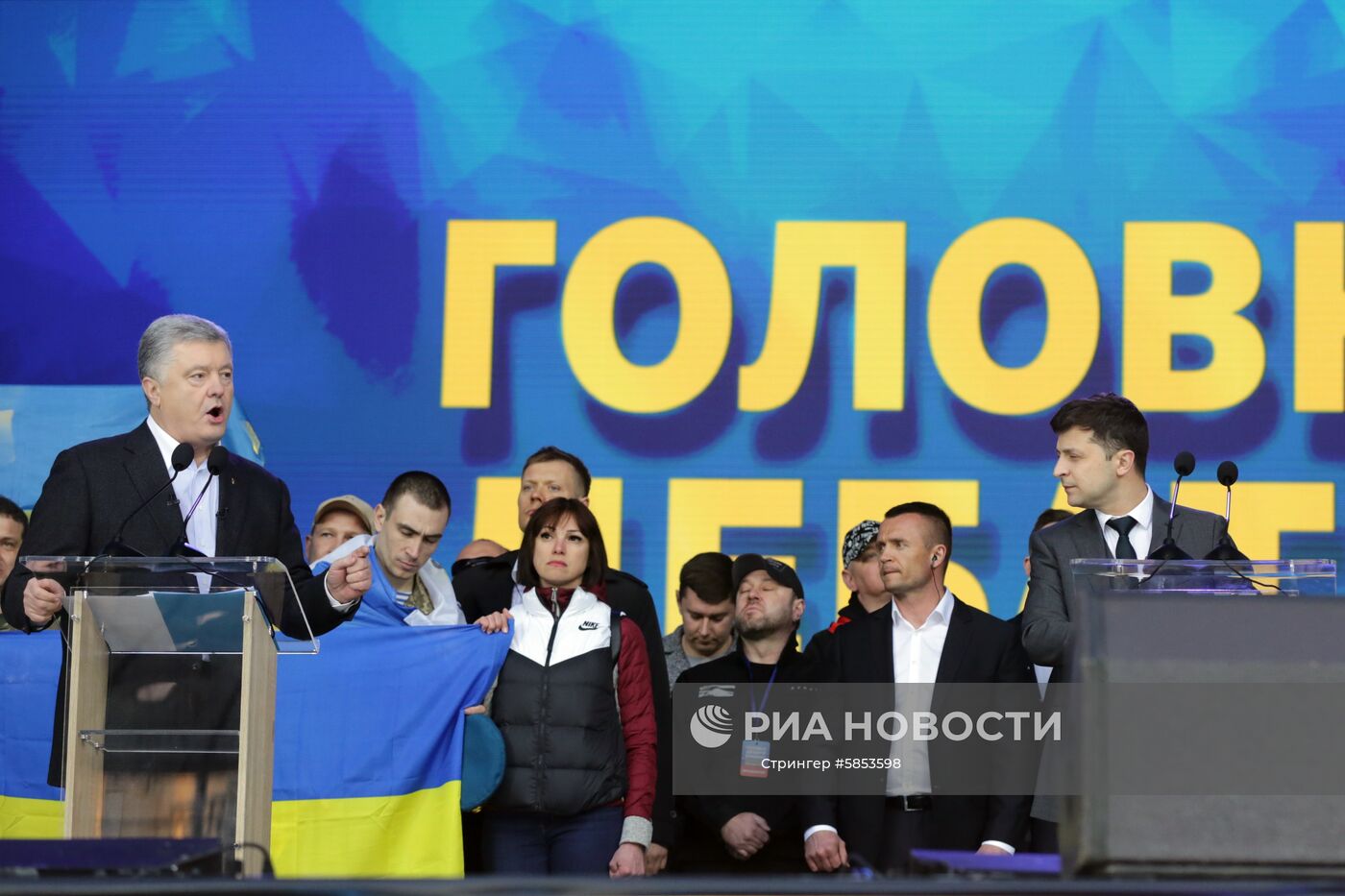 Действующий президент Украины, кандидат в президенты Петр Порошенко (слева) и кандидат в президенты от партии "Слуга народа" Владимир Зеленский (справа) во время дебатов в НСК "Олимпийский". Второй тур выборов состоится 21 апреля. В нём примут участие Владимир Зеленский и Петр Порошенко. Место: Украина, Киев. Автор: Стрингер/РИА Новости. Дебаты кандидатов в президенты Украины