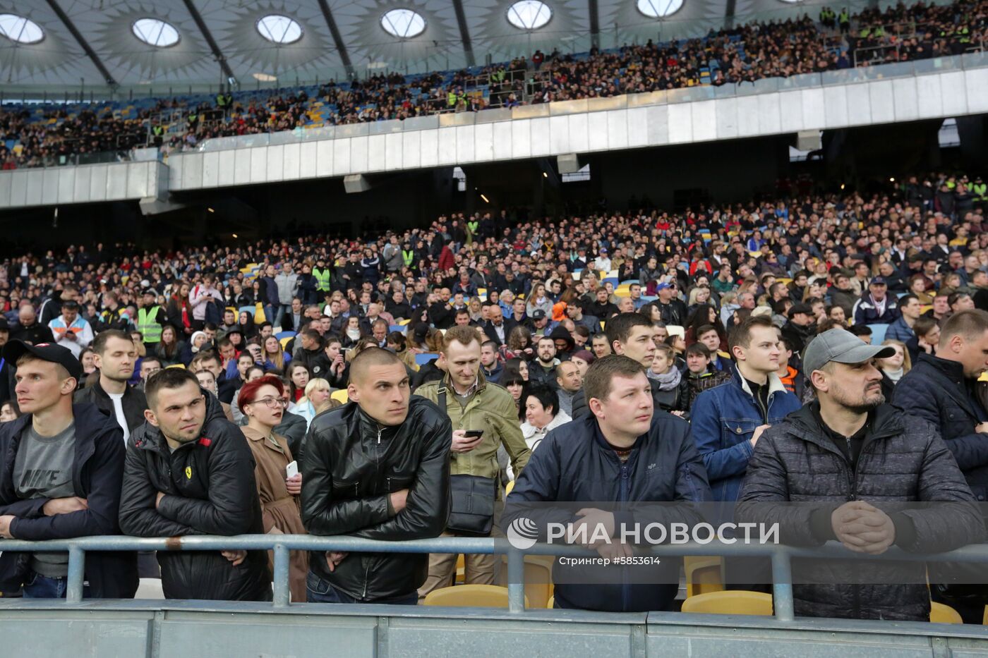 Зрители во время дебатов действующего президента Украины, кандидата в президенты Петра Порошенко и кандидата в президенты от партии "Слуга народа" Владимира Зеленского в НСК "Олимпийский". Второй тур выборов президента Украины состоится 21 апреля. Место: Украина, Киев. Автор: Стрингер/РИА Новости. Дебаты кандидатов в президенты Украины