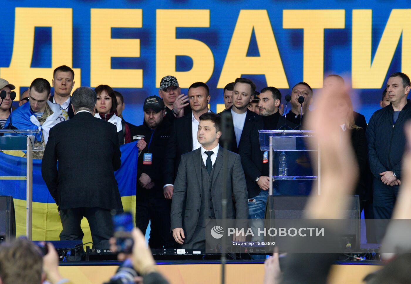 Действующий президент Украины, кандидат в президенты Петр Порошенко и кандидат в президенты от партии "Слуга народа" Владимир Зеленский (в центре) встали на колени во время дебатов в НСК "Олимпийский". Второй тур выборов состоится 21 апреля. В нём примут участие Владимир Зеленский и Петр Порошенко. Место: Украина, Киев. Автор: Стрингер/РИА Новости. Дебаты кандидатов в президенты Украины