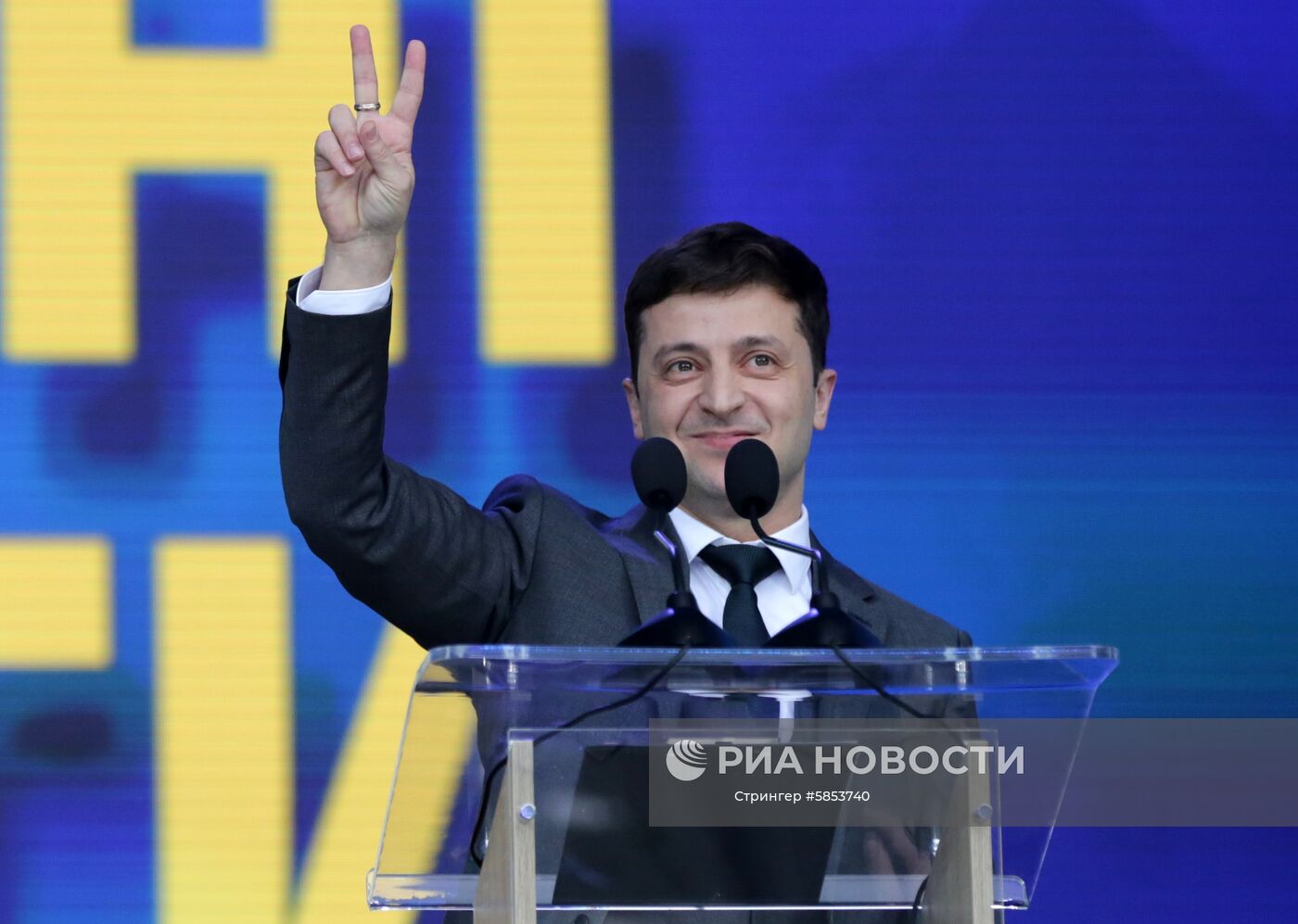 Кандидат в президенты от партии "Слуга народа" Владимир Зеленский во время дебатов с действующим президентом Украины, кандидатом в президенты Петром Порошенко в НСК "Олимпийский". Второй тур выборов состоится 21 апреля. В нём примут участие Владимир Зеленский и Петр Порошенко. Место: Украина, Киев. Автор: Стрингер/РИА Новости. Дебаты кандидатов в президенты Украины