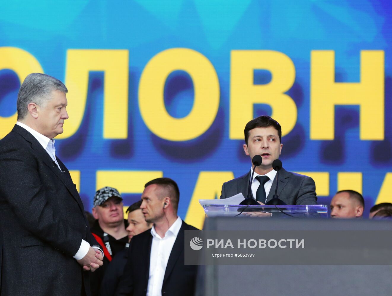Действующий президент Украины, кандидат в президенты Петр Порошенко (слева) и кандидат в президенты от партии "Слуга народа" Владимир Зеленский во время дебатов в НСК "Олимпийский". Второй тур выборов состоится 21 апреля. В нём примут участие Владимир Зеленский и Петр Порошенко. Место: Украина, Киев. Автор: Стрингер/РИА Новости. Дебаты кандидатов в президенты Украины