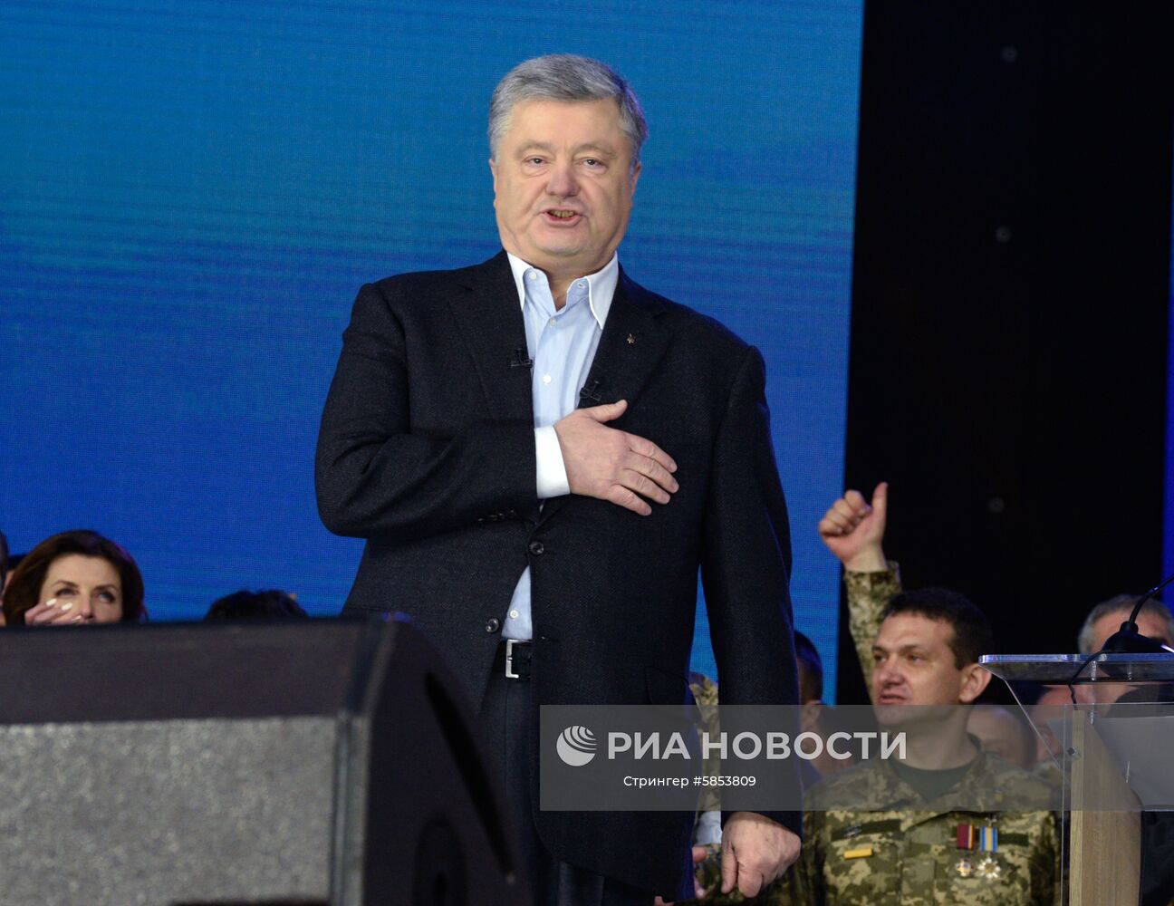 Действующий президент Украины, кандидат в президенты Петр Порошенко во время дебатов с кандидатом в президенты от партии "Слуга народа" Владимиром Зеленским в НСК "Олимпийский". Второй тур выборов президента Украины состоится 21 апреля. Место: Украина, Киев. Автор: Стрингер/РИА Новости. Дебаты кандидатов в президенты Украины