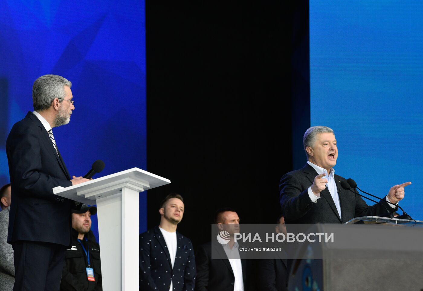 Действующий президент Украины, кандидат в президенты Петр Порошенко (справа) во время дебатов с кандидатом в президенты от партии "Слуга народа" Владимиром Зеленским в НСК "Олимпийский". Второй тур выборов президента Украины состоится 21 апреля. Место: Украина, Киев. Автор: Стрингер/РИА Новости. Дебаты кандидатов в президенты Украины
