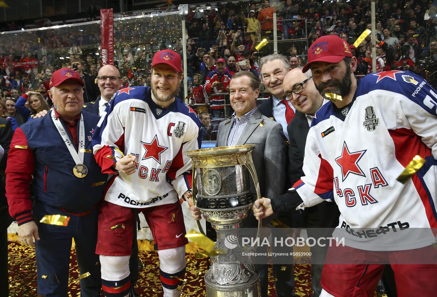 Премьер-министр РФ Д. Медведев принял участие в награждении хоккеистов ЦСКА