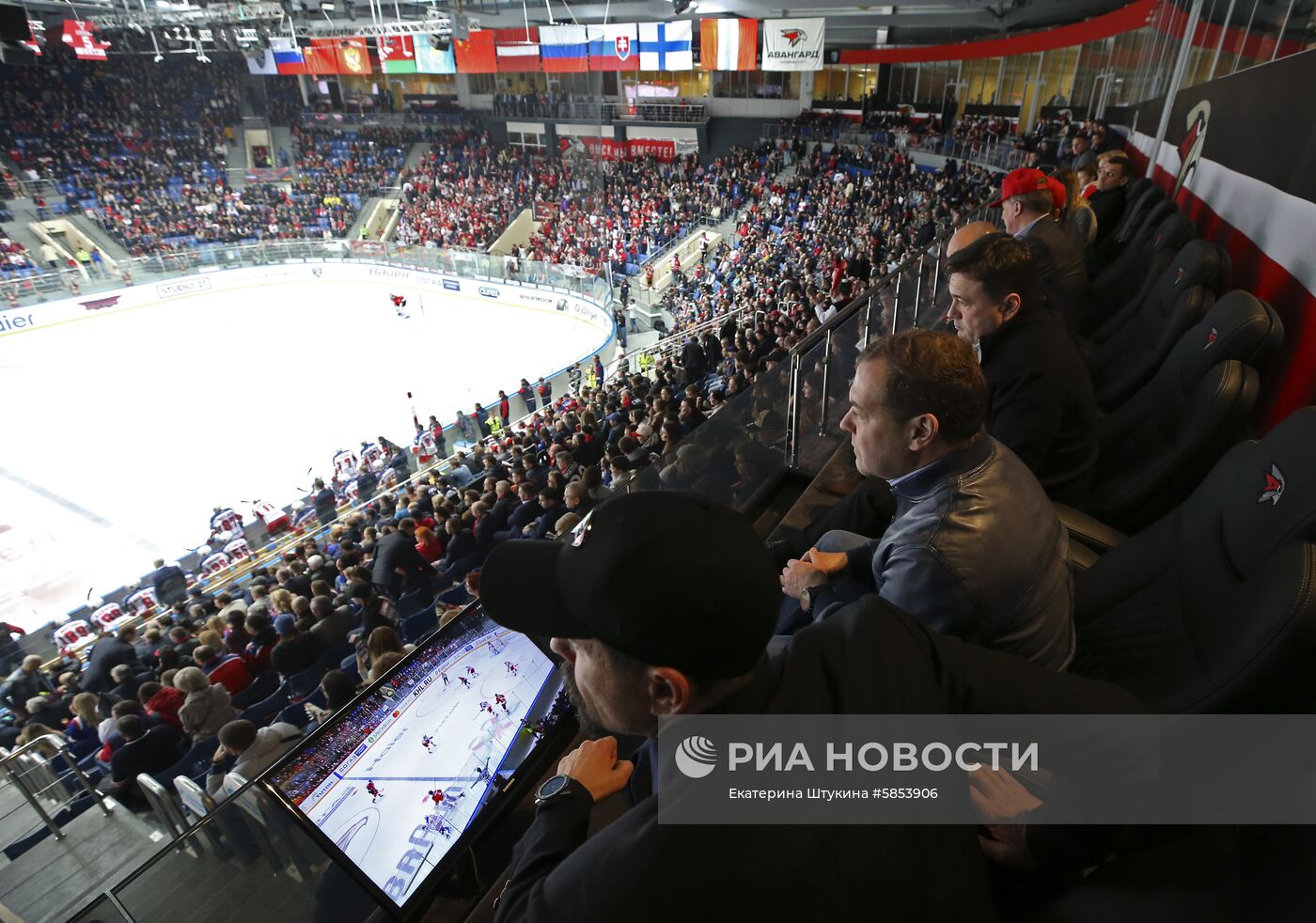 Премьер-министр РФ Д. Медведев принял участие в награждении хоккеистов ЦСКА