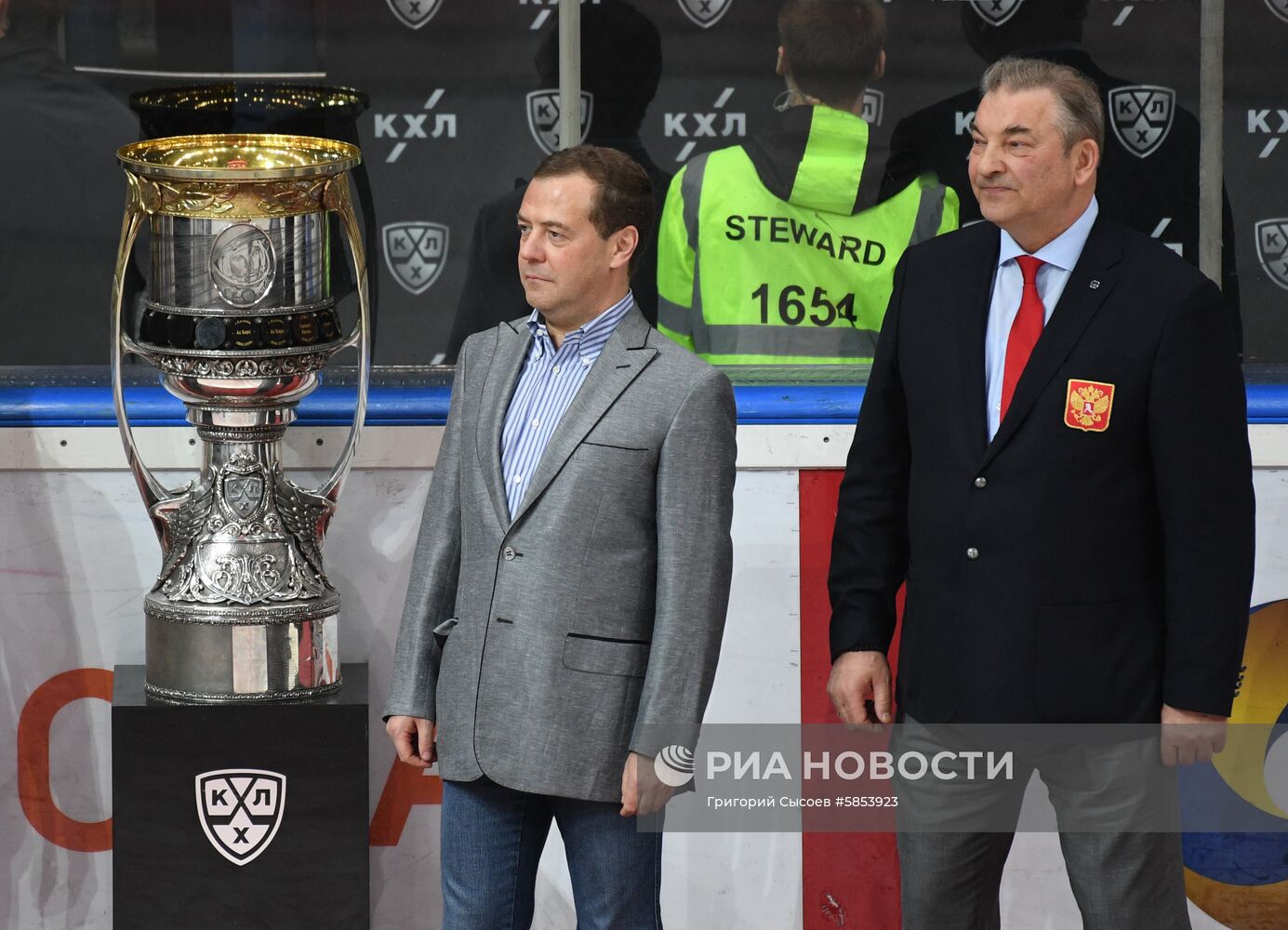 Премьер-министр РФ Д. Медведев принял участие в награждении хоккеистов ЦСКА