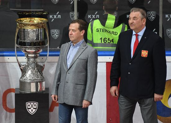 Премьер-министр РФ Д. Медведев принял участие в награждении хоккеистов ЦСКА