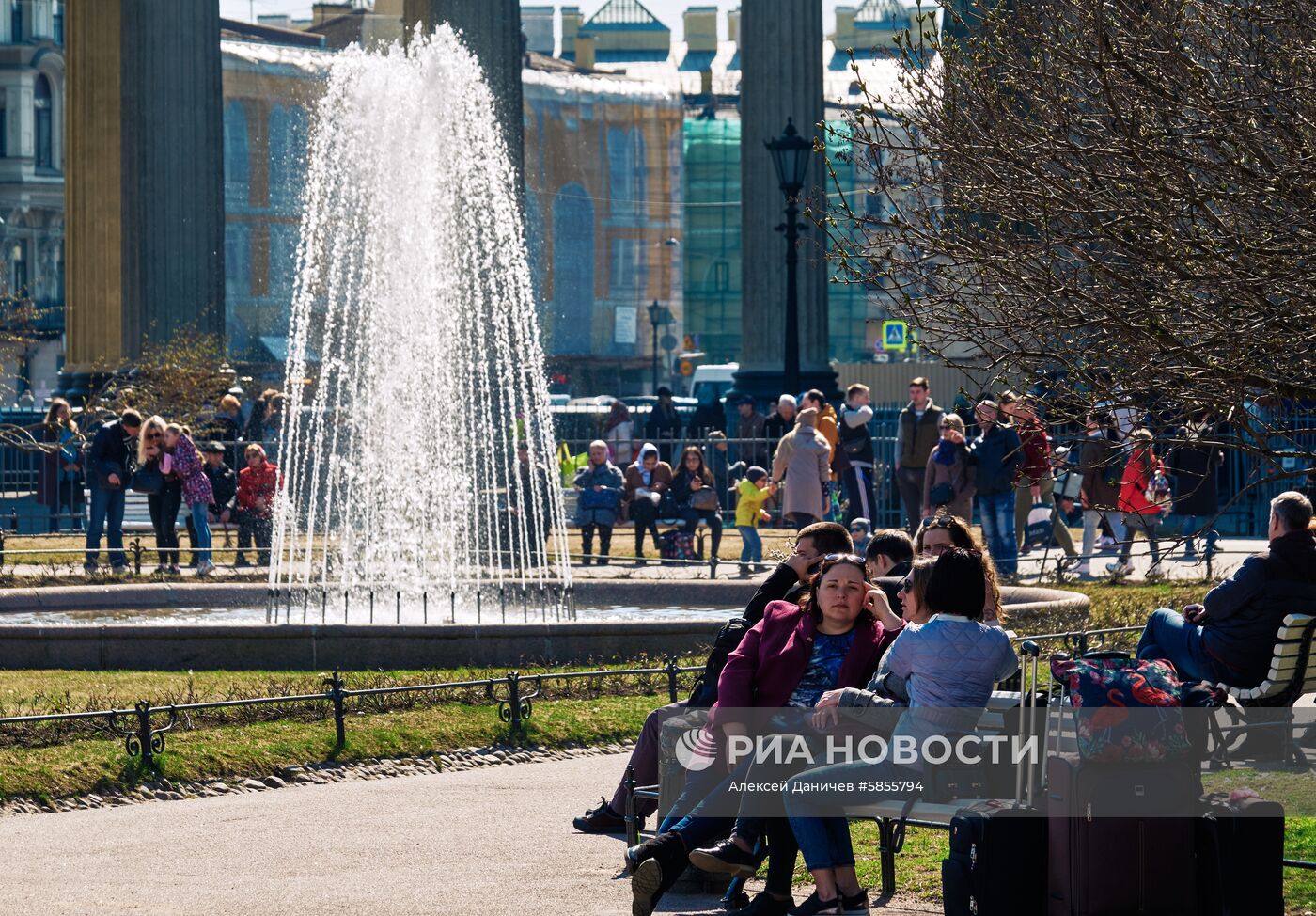 В Санкт-Петербурге запущены фонтаны