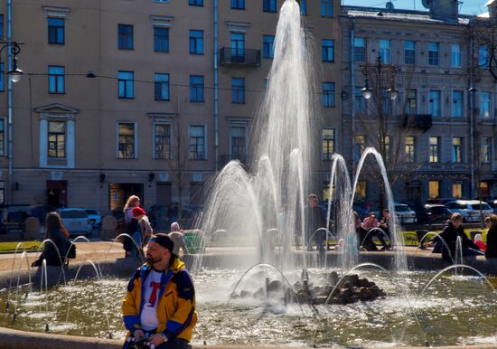 В Санкт-Петербурге запущены фонтаны