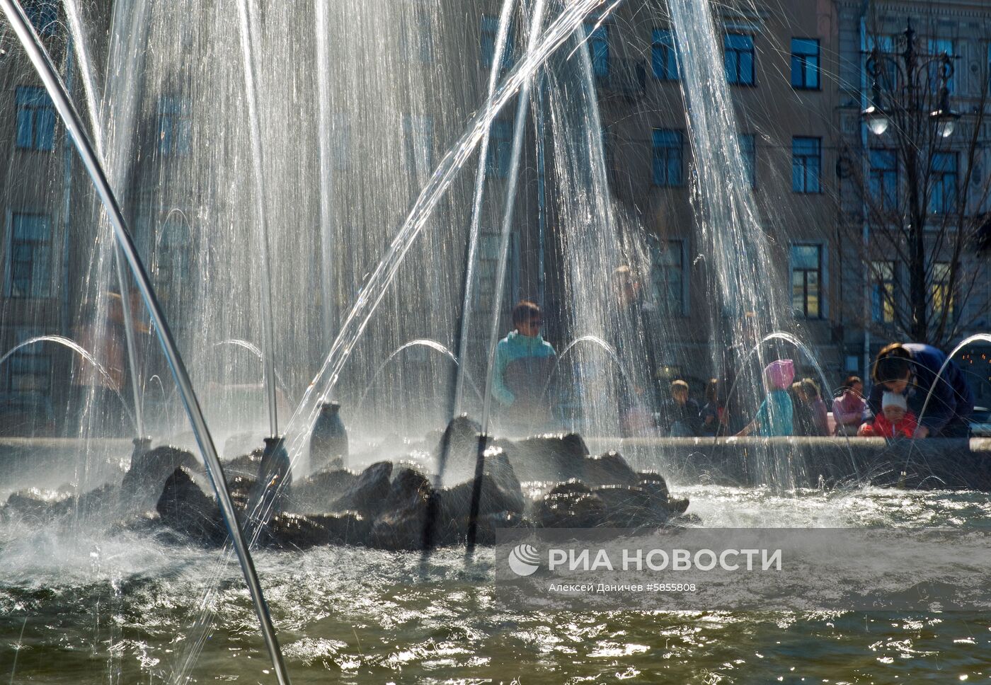 В Санкт-Петербурге запущены фонтаны