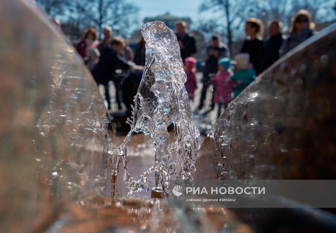 В Санкт-Петербурге запущены фонтаны