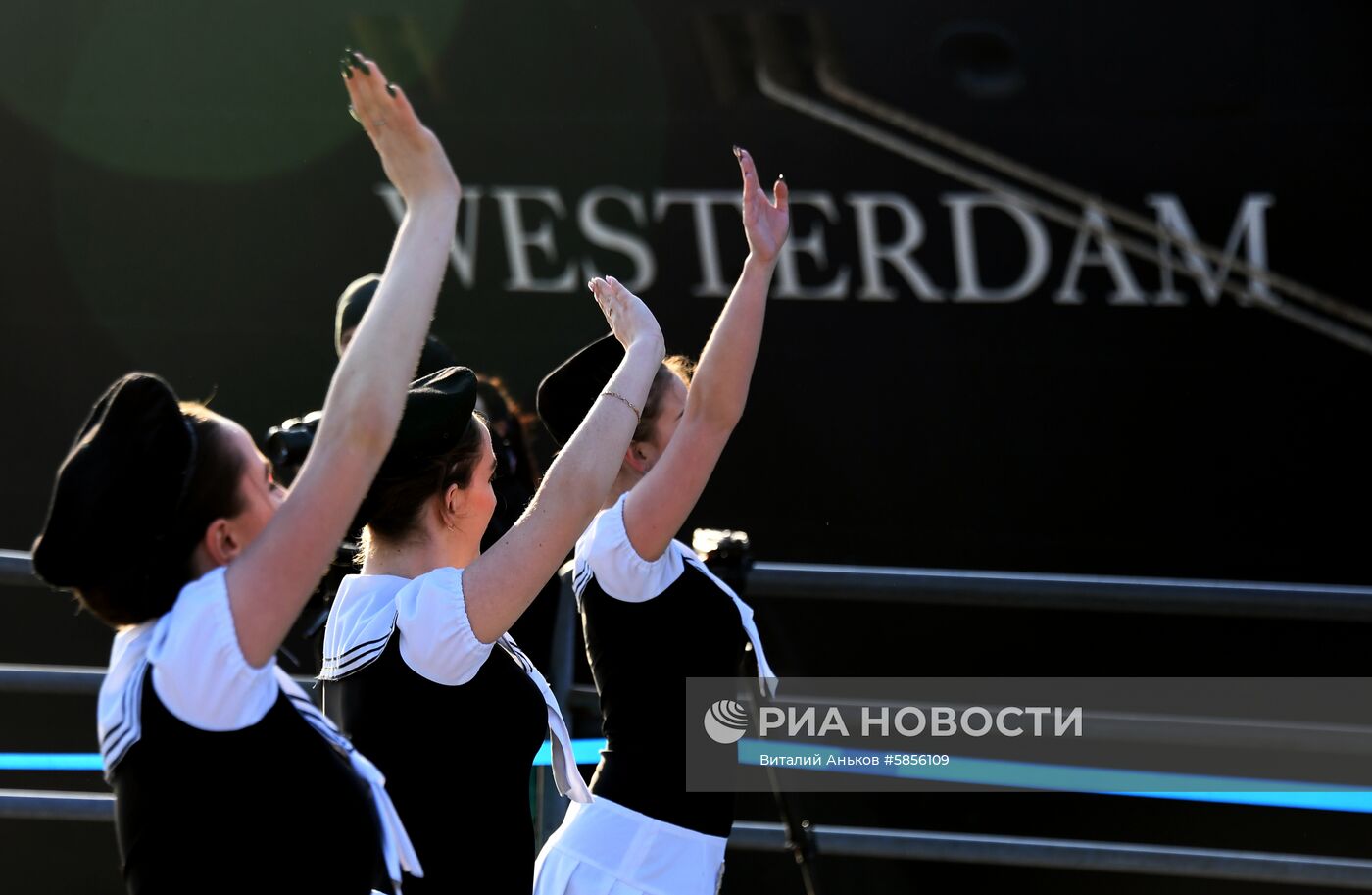 Прибытие круизных лайнеров Costa neoRomantica и Westerdam в порт Владивостока