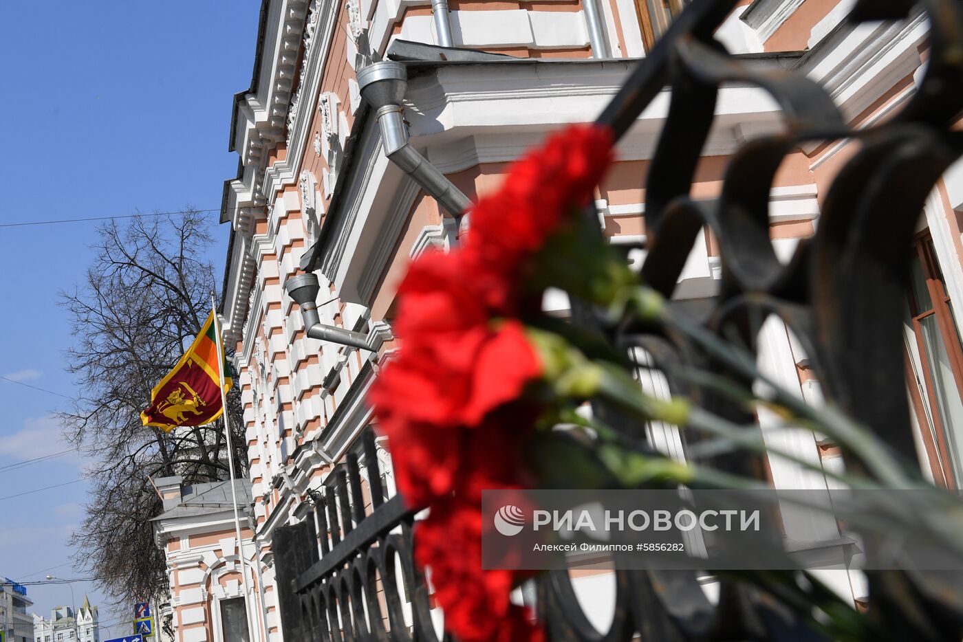 Цветы у посольства Шри-Ланки в Москве