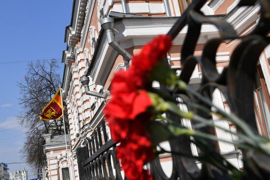 Цветы у посольства Шри-Ланки в Москве