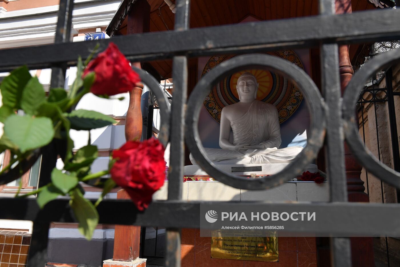 Цветы у посольства Шри-Ланки в Москве