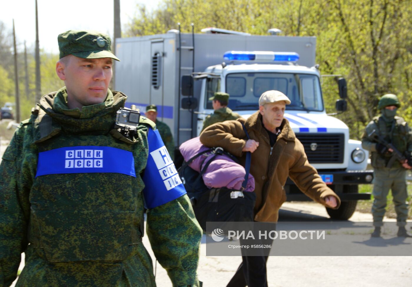 Передача заключенных Украине представителями ЛНР