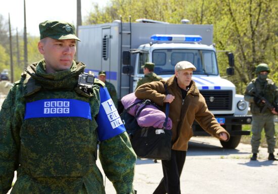 Передача заключенных Украине представителями ЛНР