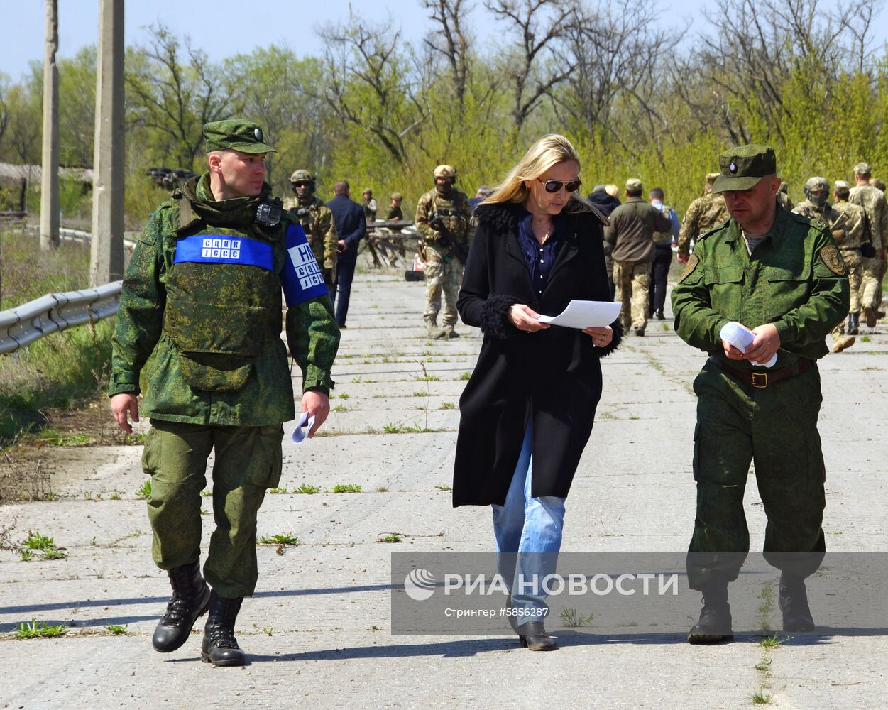 Передача заключенных Украине представителями ЛНР