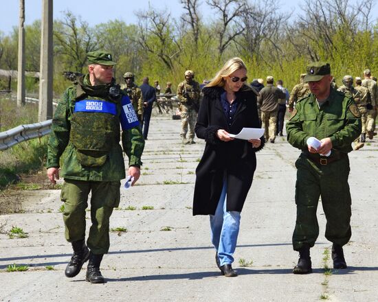 Передача заключенных Украине представителями ЛНР