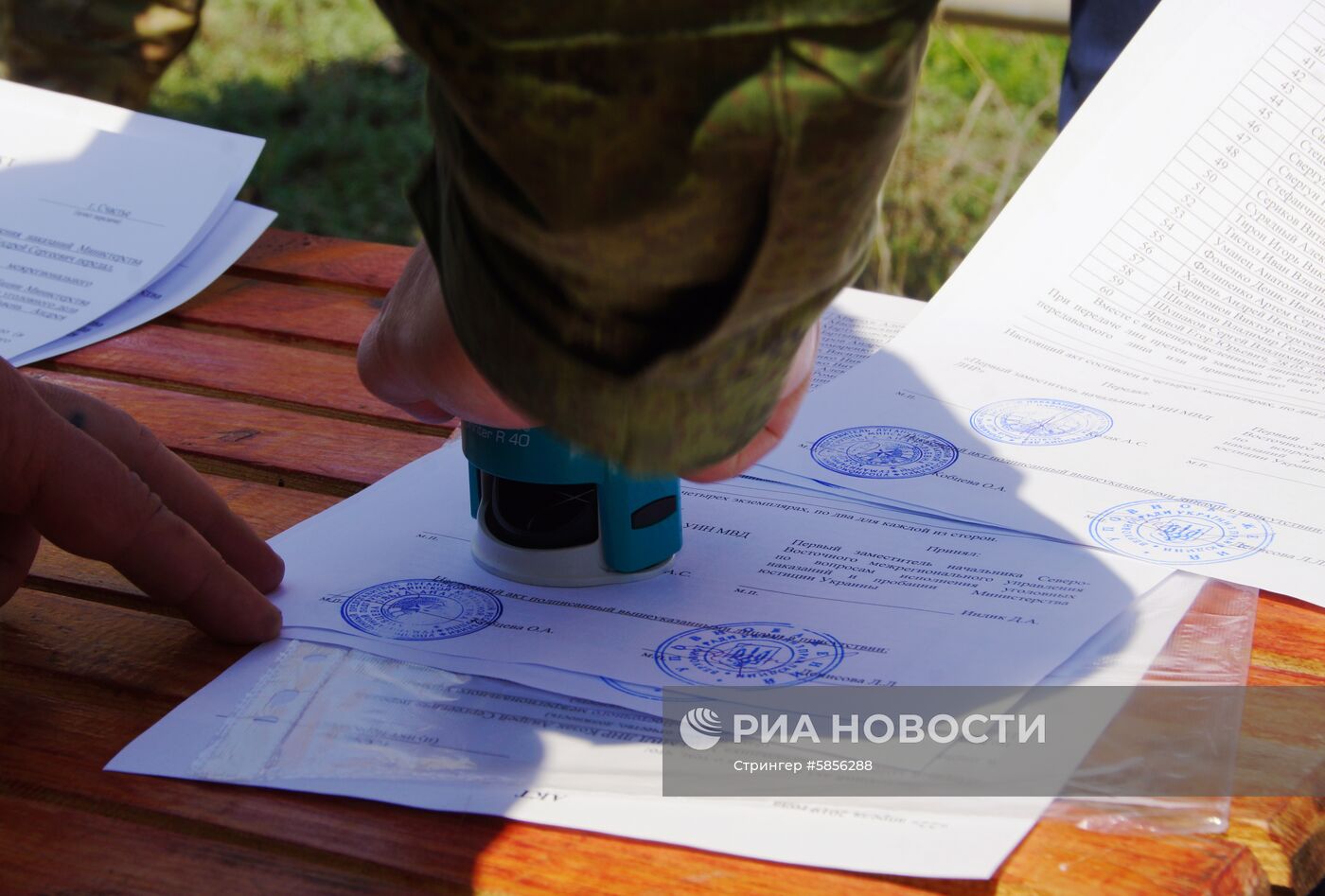 Передача заключенных Украине представителями ЛНР