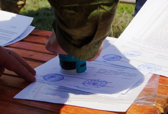 Передача заключенных Украине представителями ЛНР